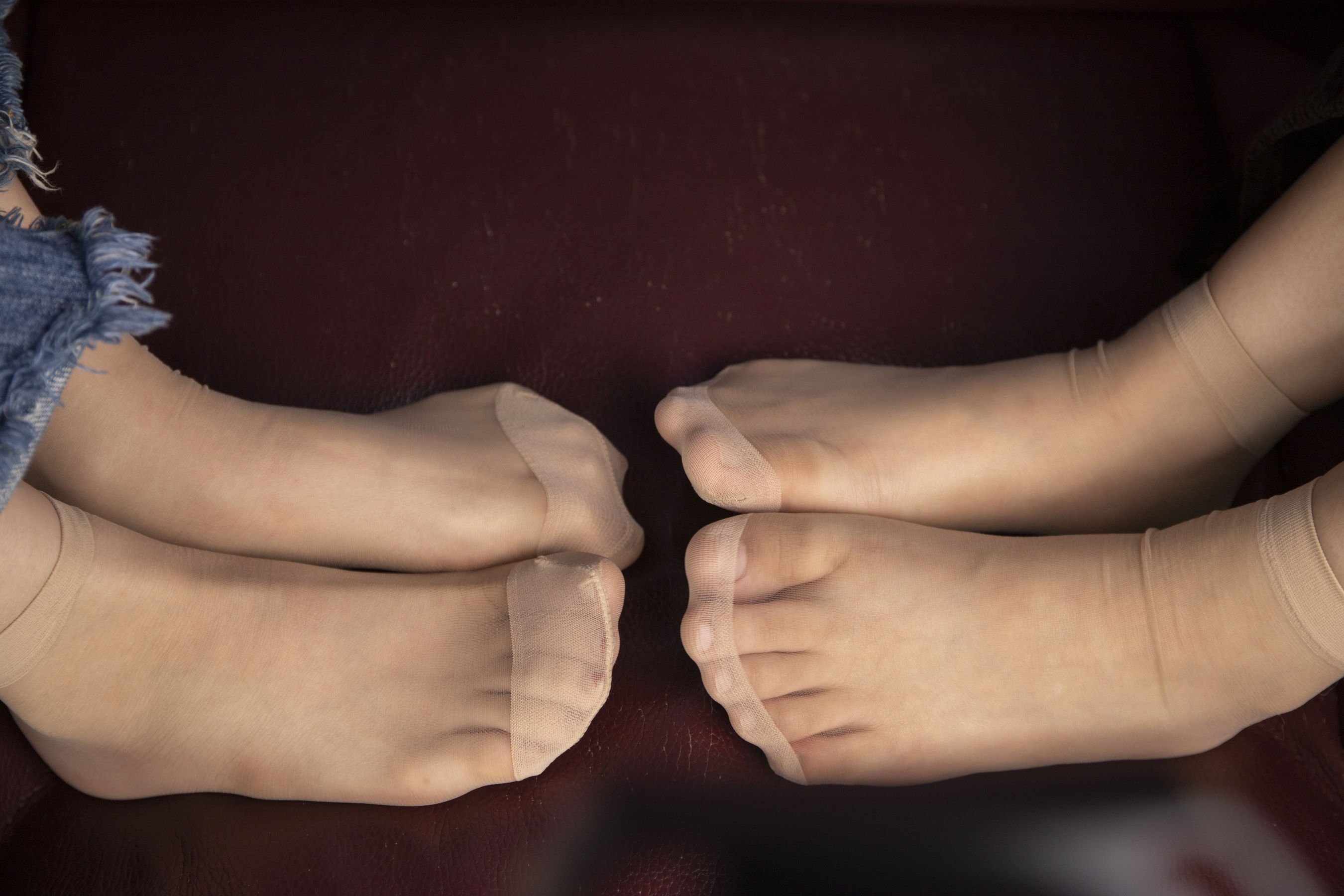 南国足艺 - 小娴&amp;晓月 肉丝脚对脚秀脚丫，两人还聊天自拍  第38张