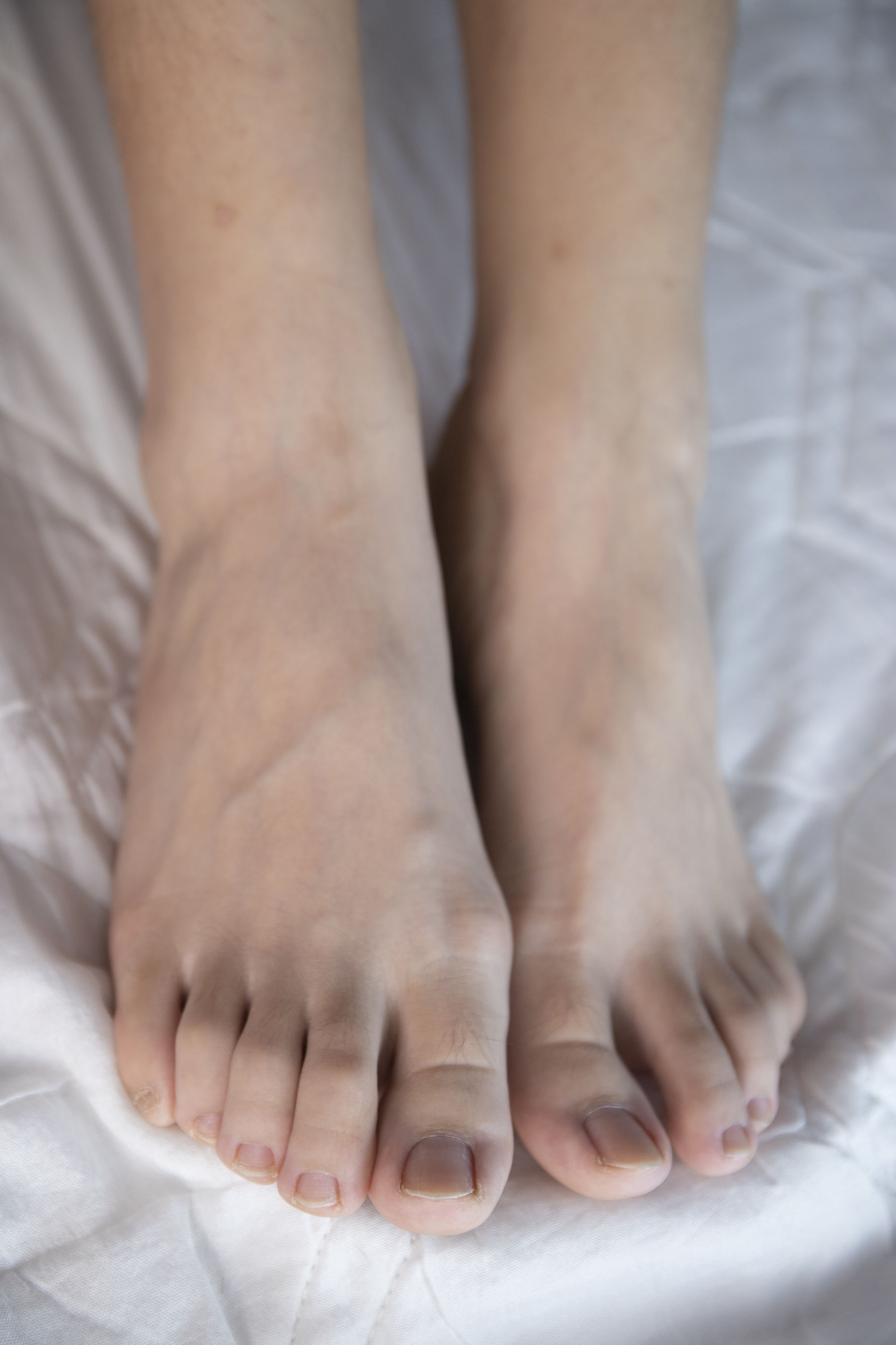 南国足艺 - 小美&amp;小惠 床上一边聊天一边展示原味美脚，睡着了遭到室友玩脚  第24张