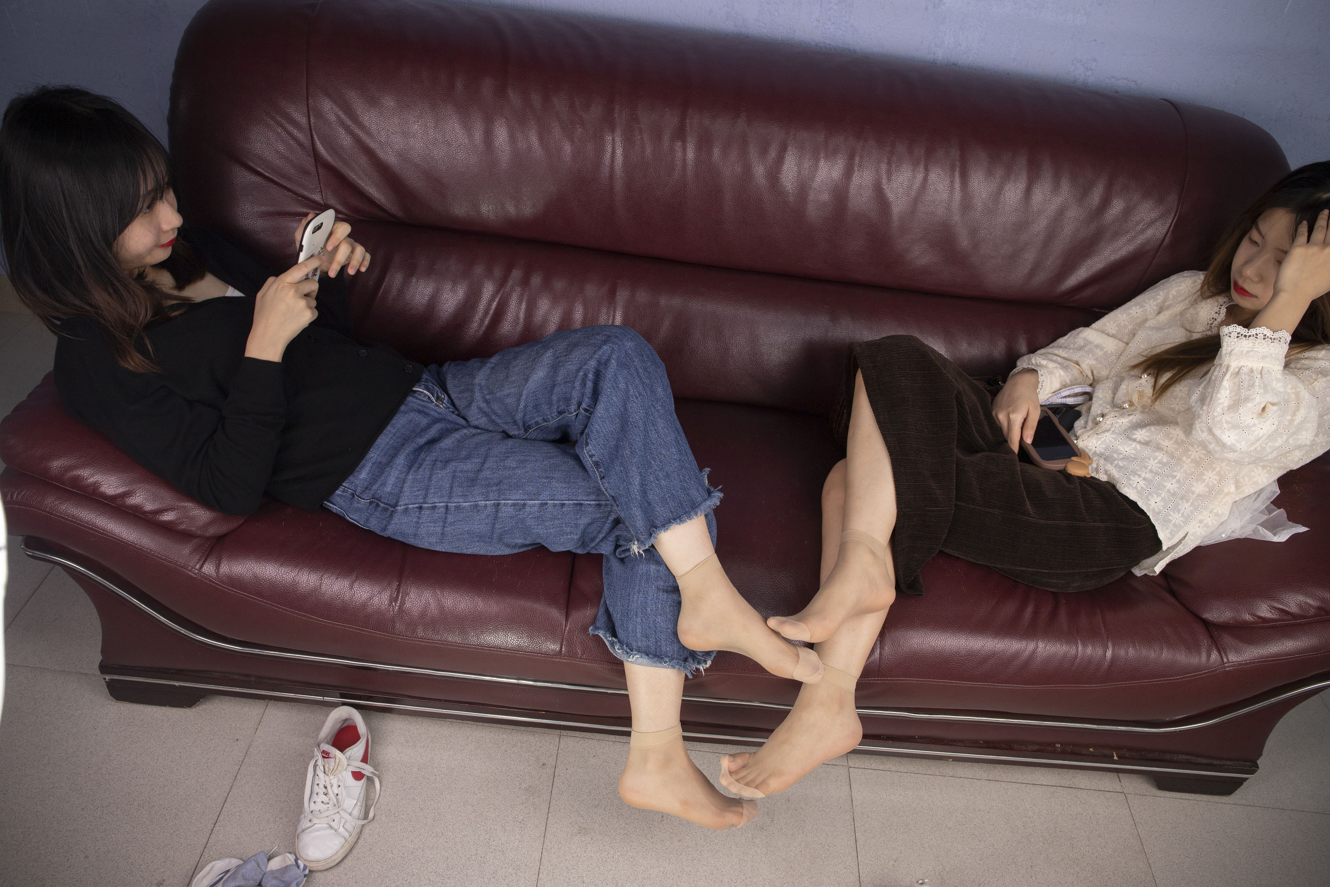 南国足艺 - 小娴&amp;晓月 肉丝脚对脚秀脚丫，两人还聊天自拍  第91张