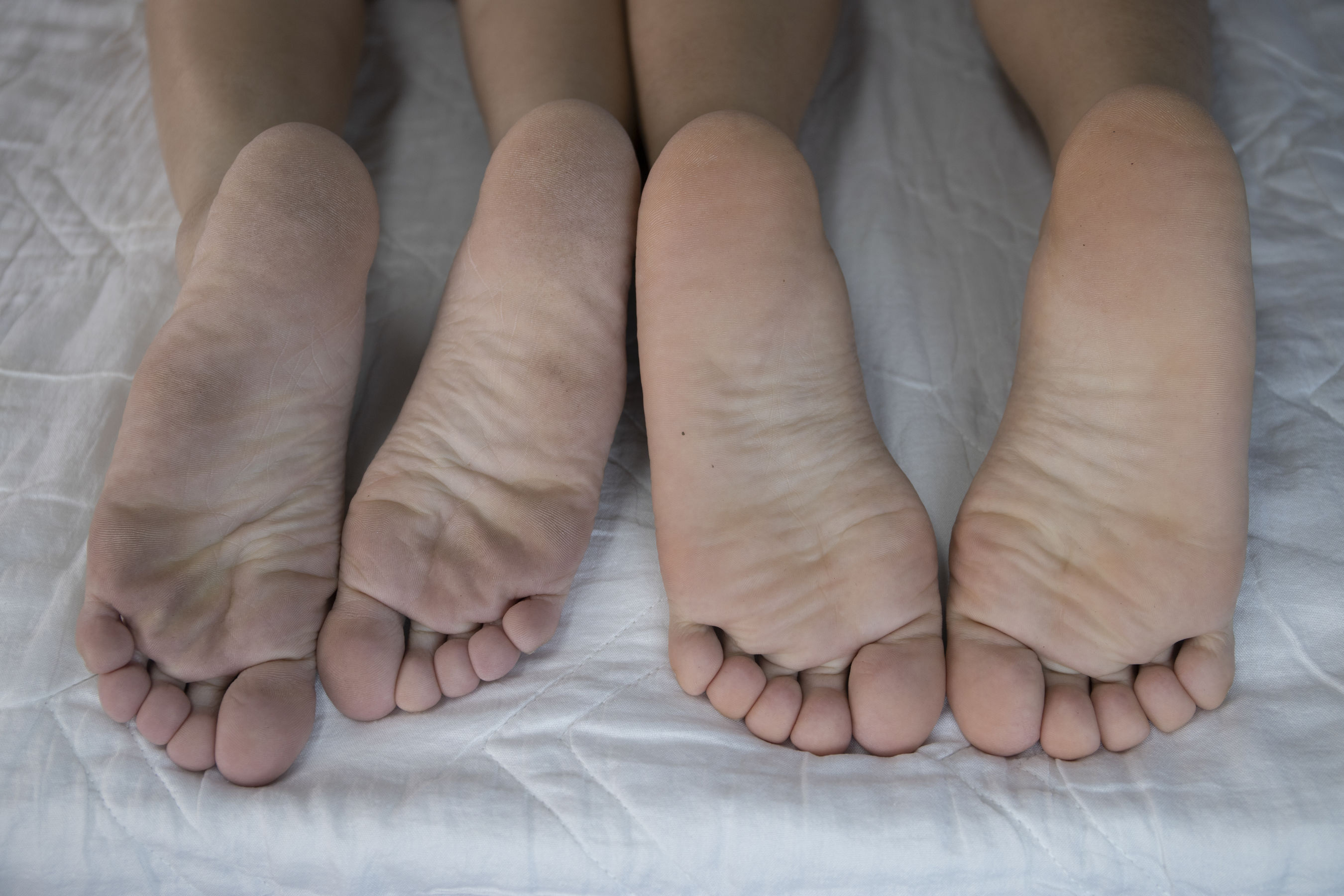 南国足艺 - 小美&amp;小惠 床上一边聊天一边展示原味美脚，睡着了遭到室友玩脚  第78张