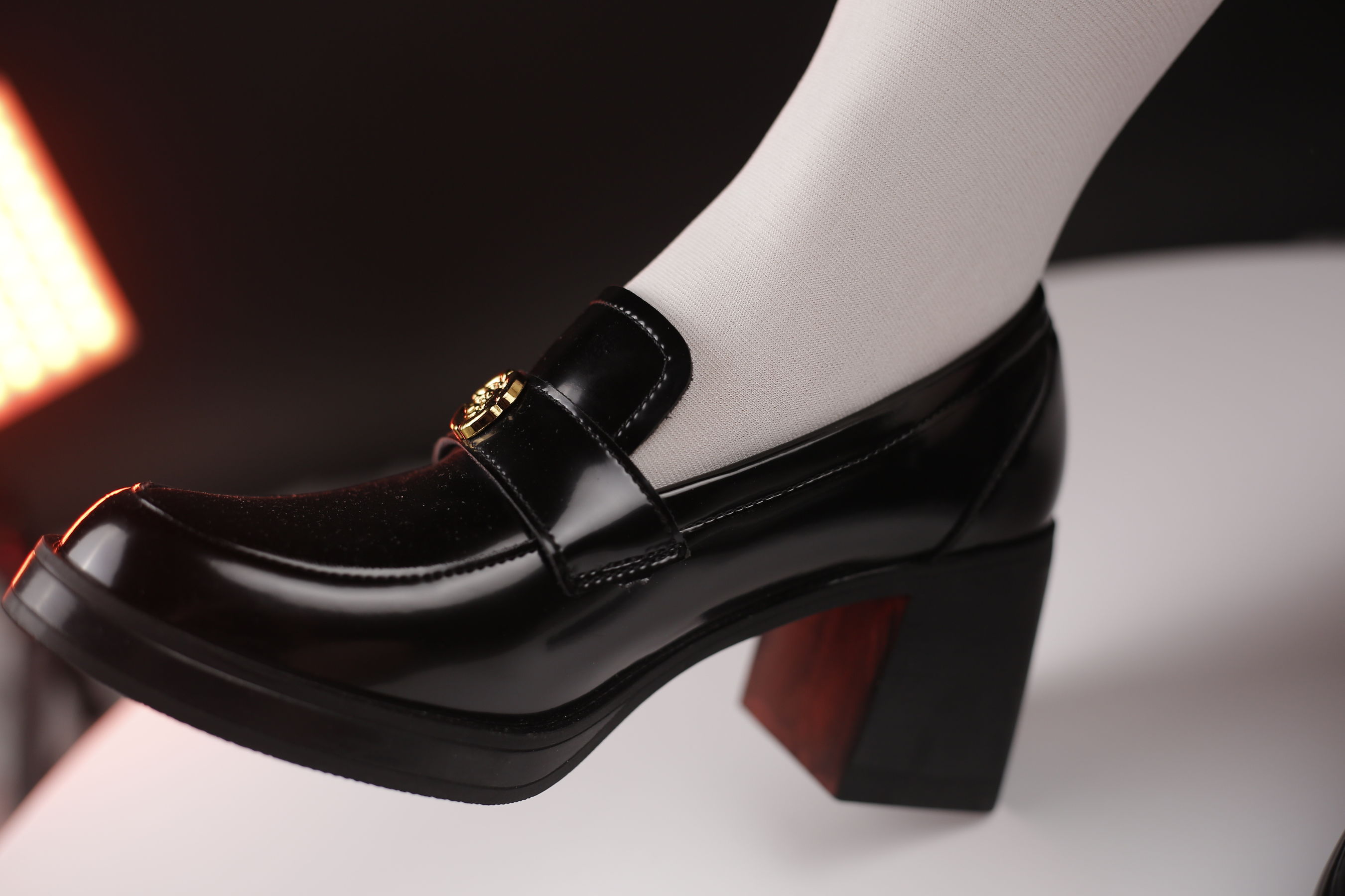 小糖果 微甜 - 白丝黑色高跟  第38张