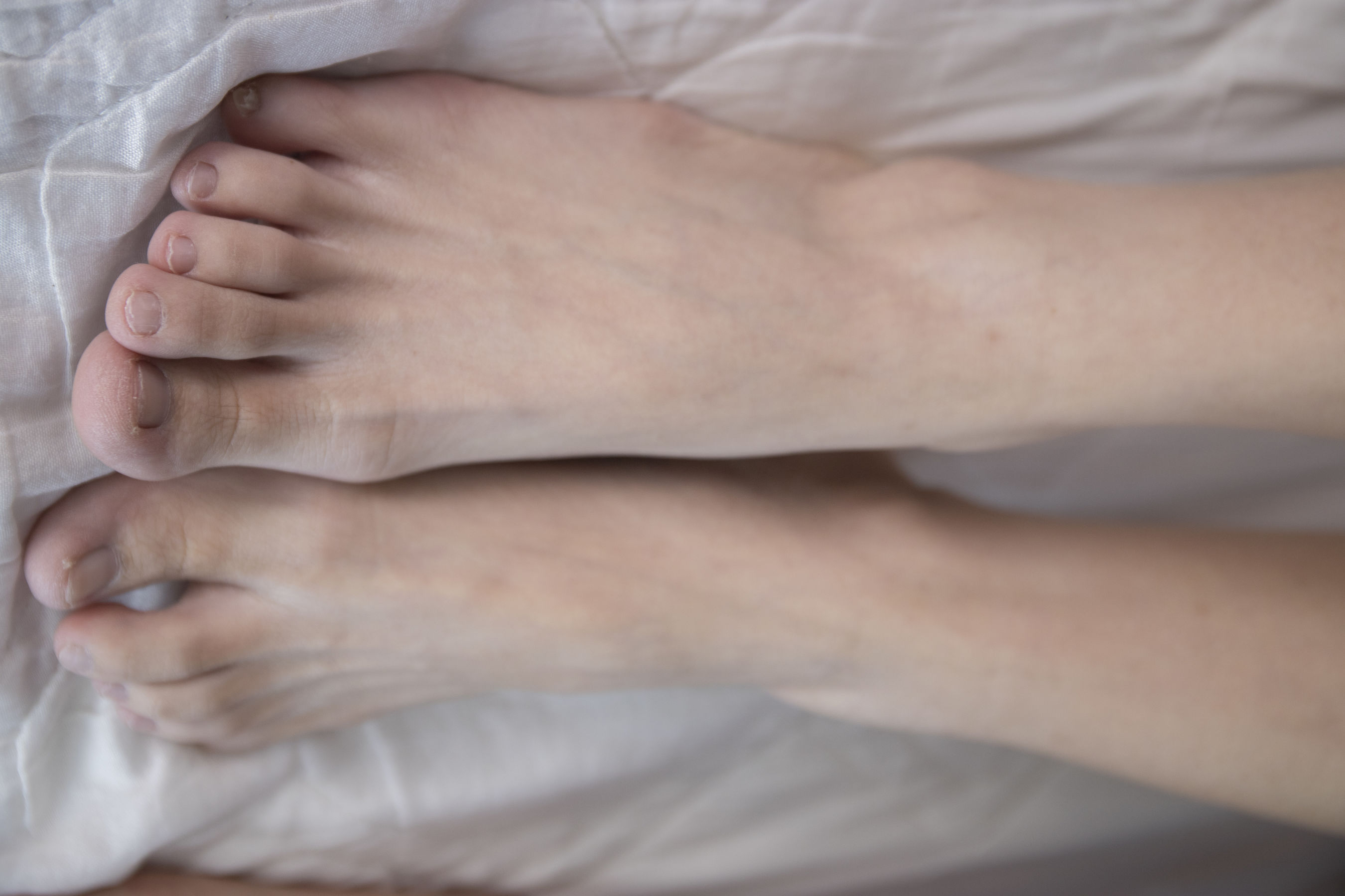 南国足艺 - 小美&amp;小惠 床上一边聊天一边展示原味美脚，睡着了遭到室友玩脚  第25张