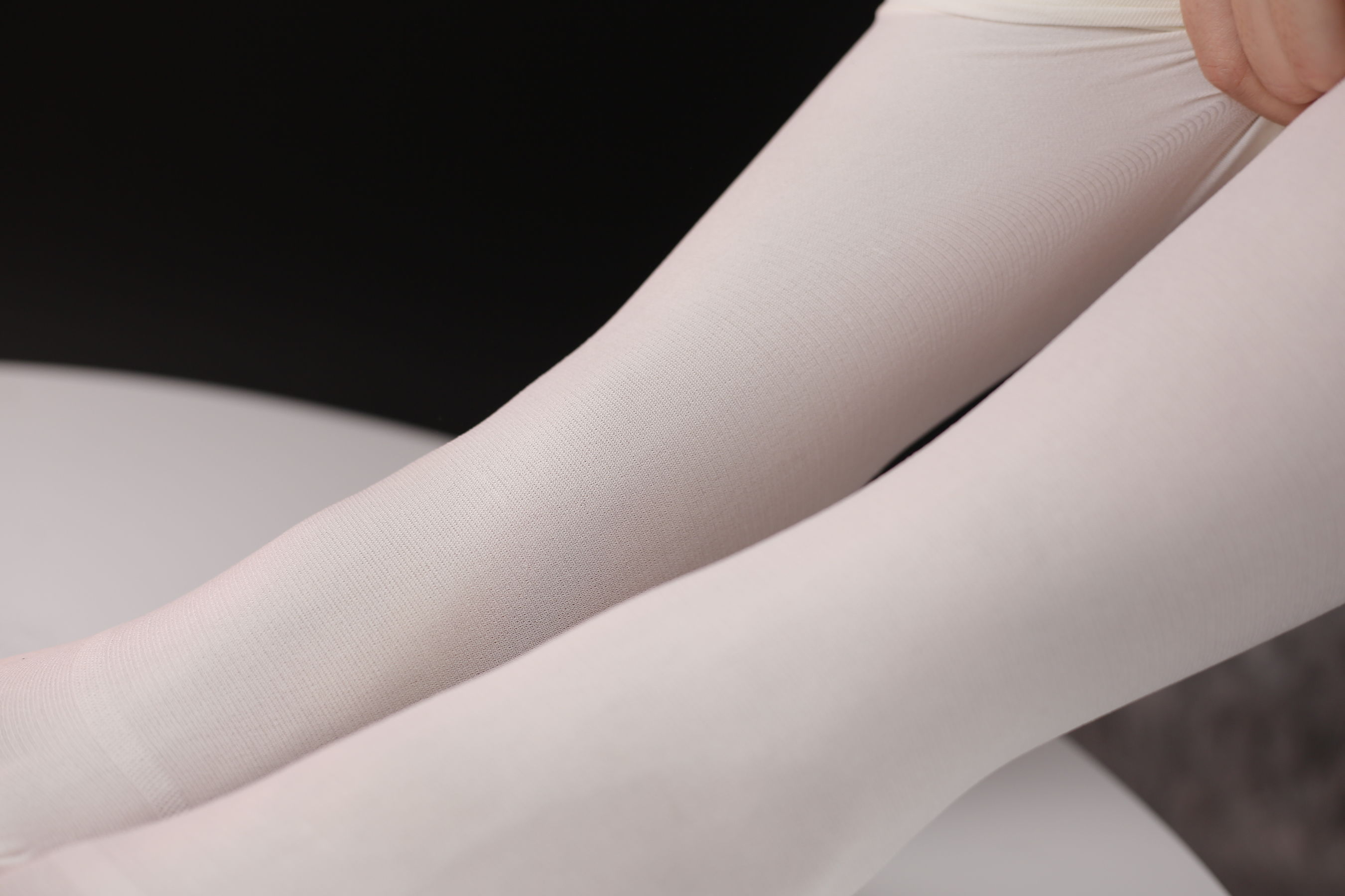 小糖果 微甜 - 白丝黑色高跟  第19张