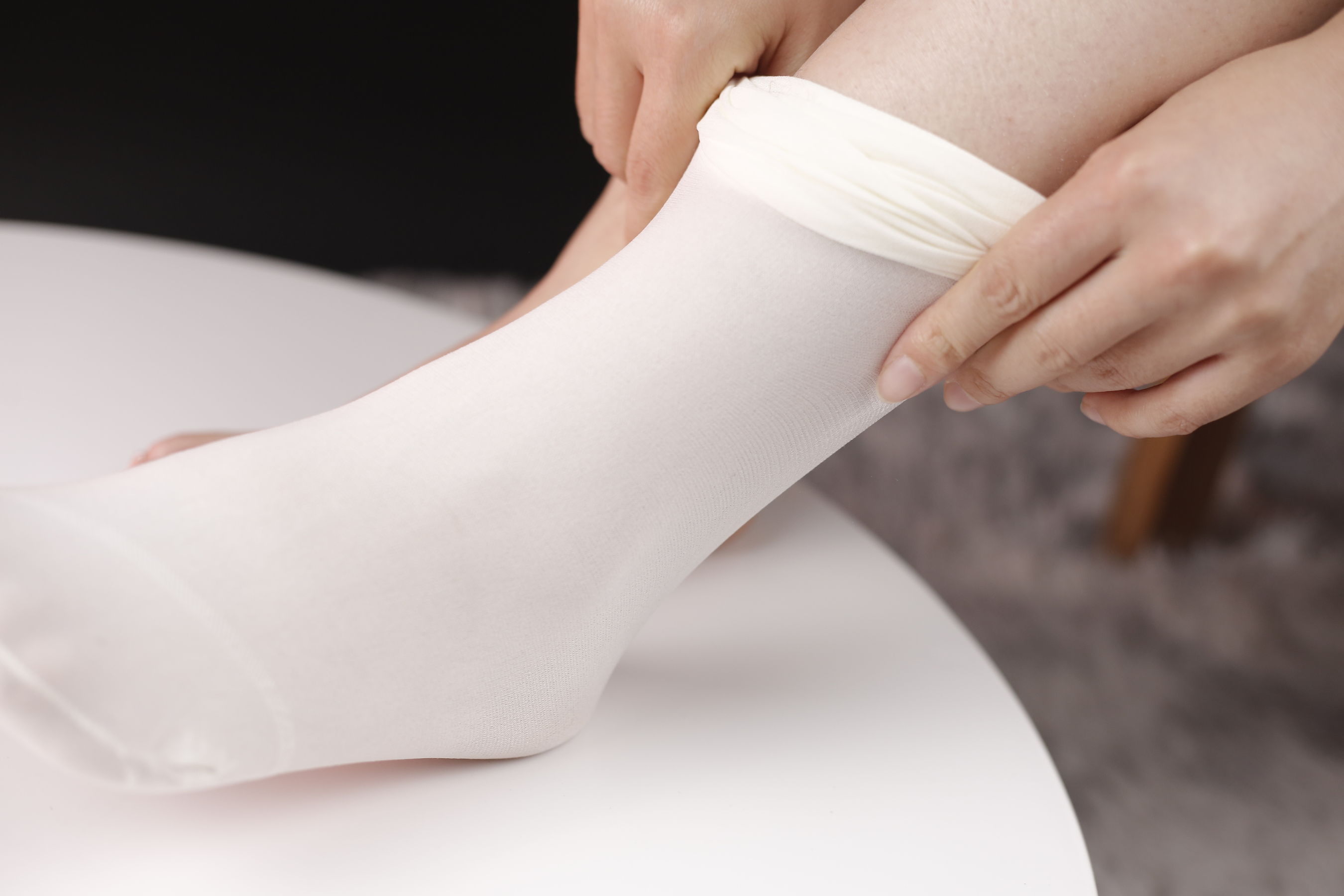 小糖果 微甜 - 白丝黑色高跟  第3张