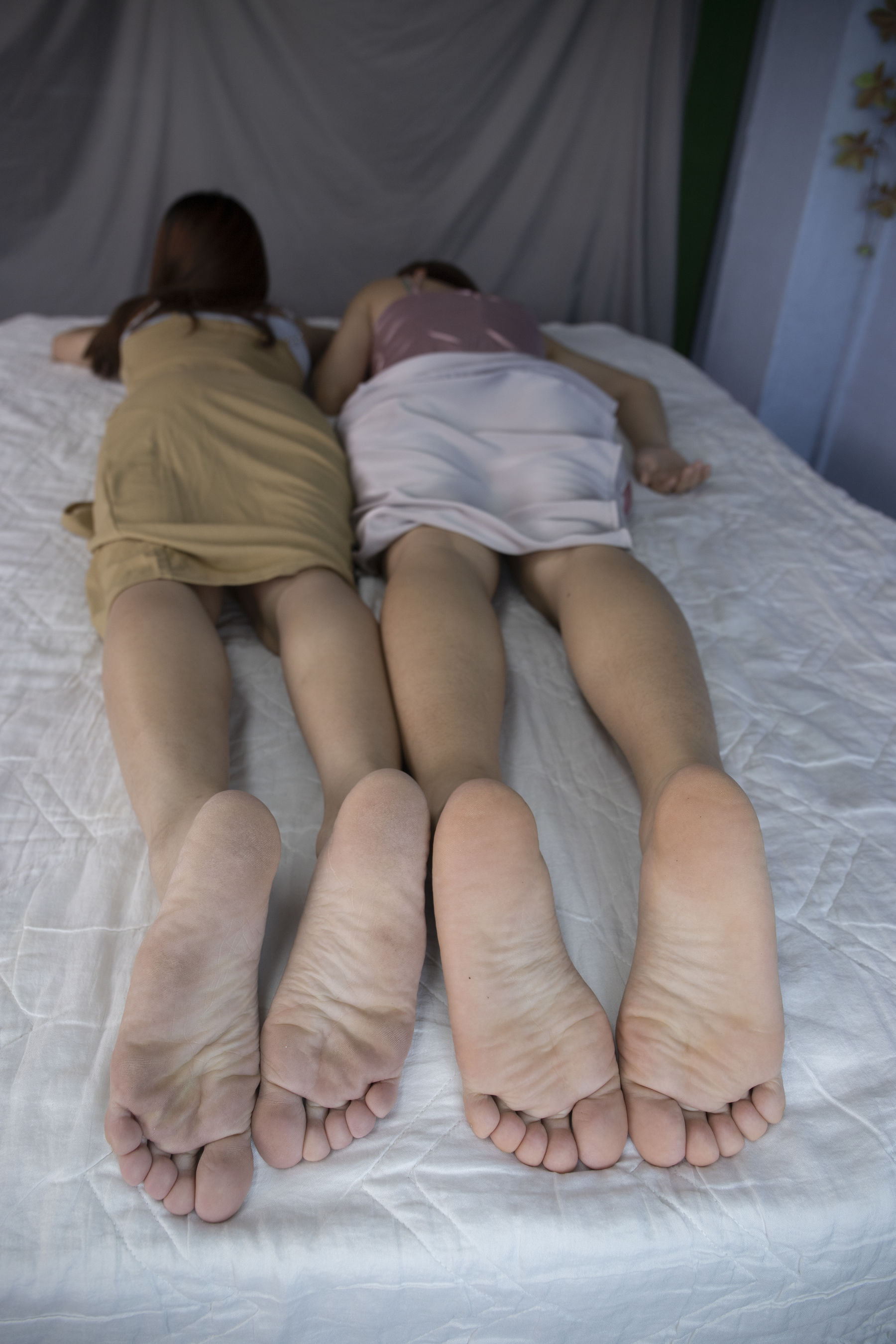 南国足艺 - 小美&amp;小惠 床上一边聊天一边展示原味美脚，睡着了遭到室友玩脚  第19张