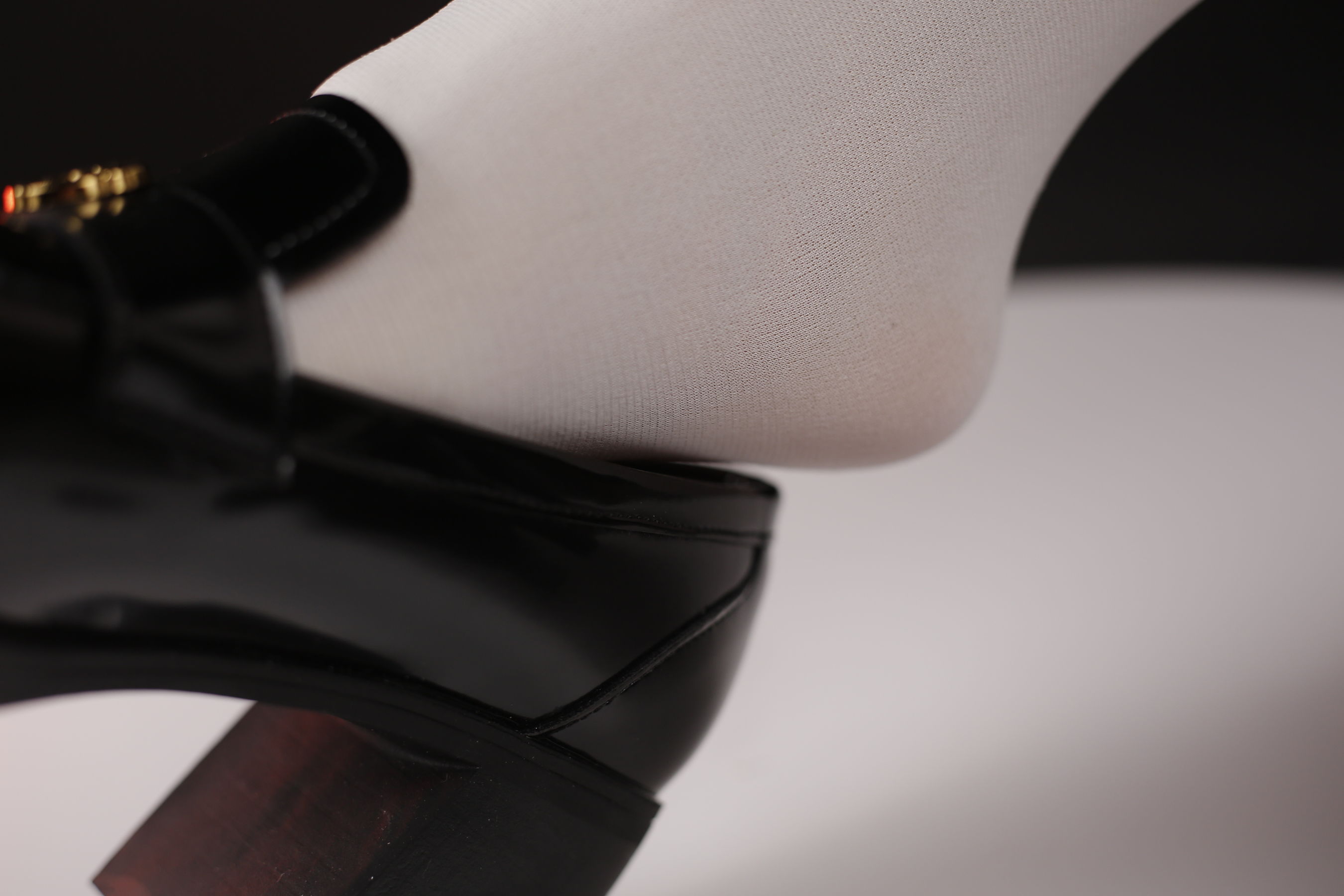 小糖果 微甜 - 白丝黑色高跟  第42张