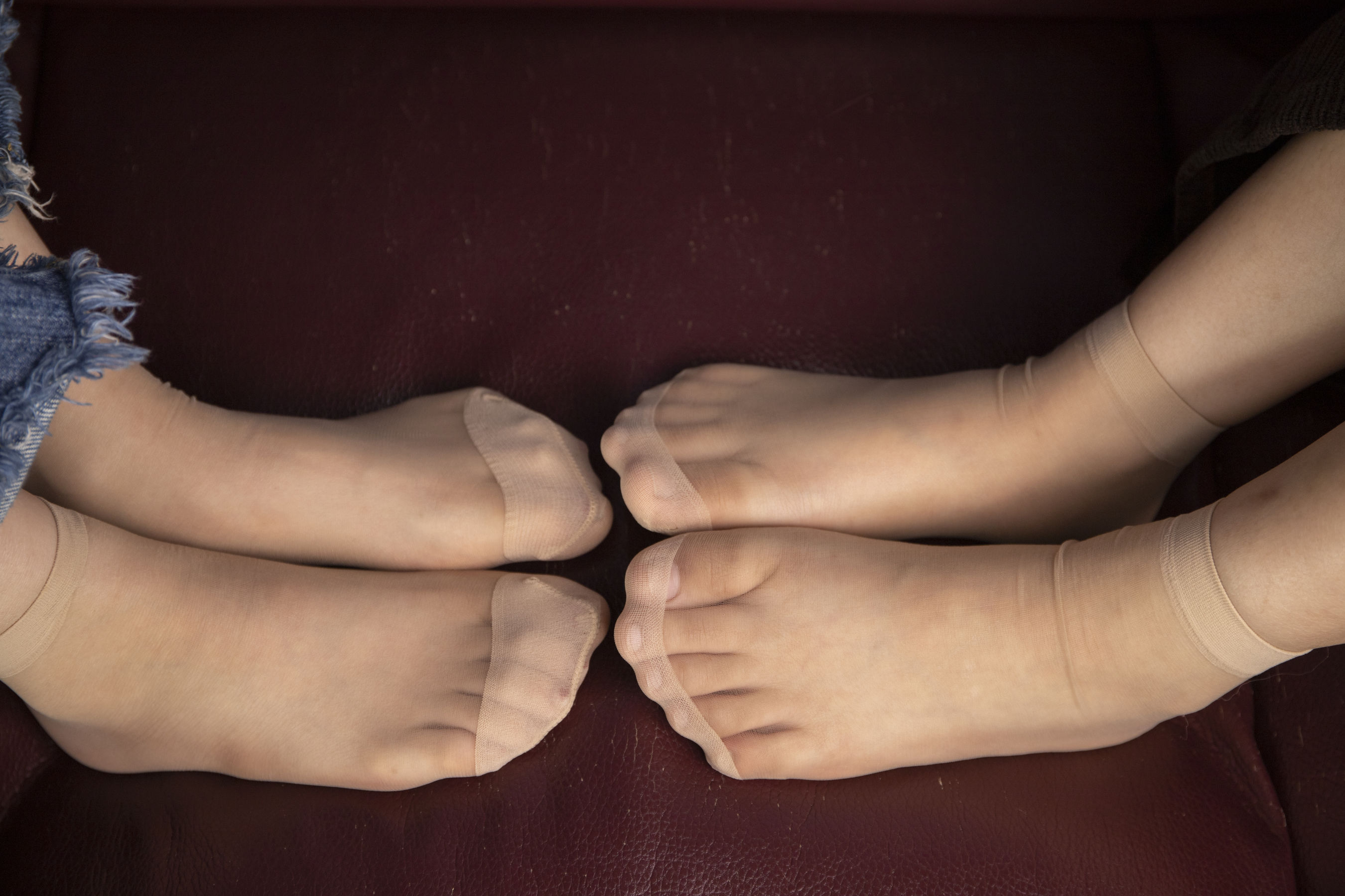 南国足艺 - 小娴&amp;晓月 肉丝脚对脚秀脚丫，两人还聊天自拍  第40张