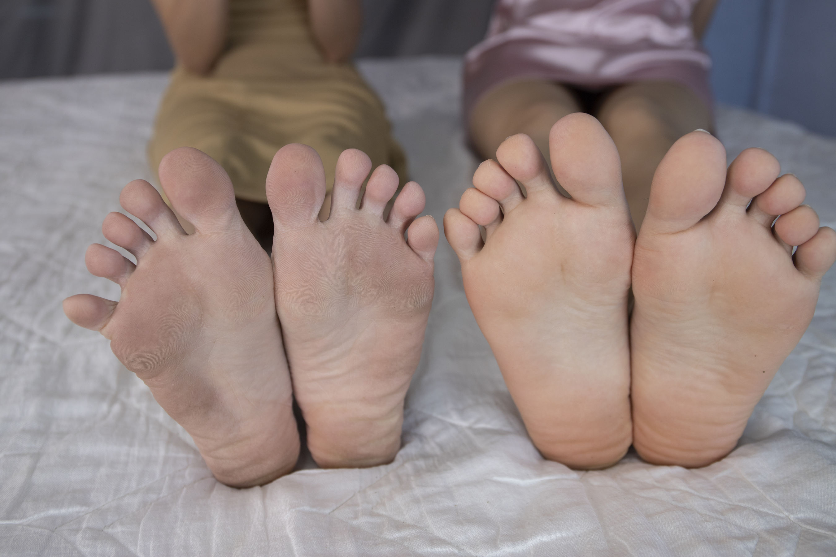 南国足艺 - 小美&amp;小惠 床上一边聊天一边展示原味美脚，睡着了遭到室友玩脚  第16张