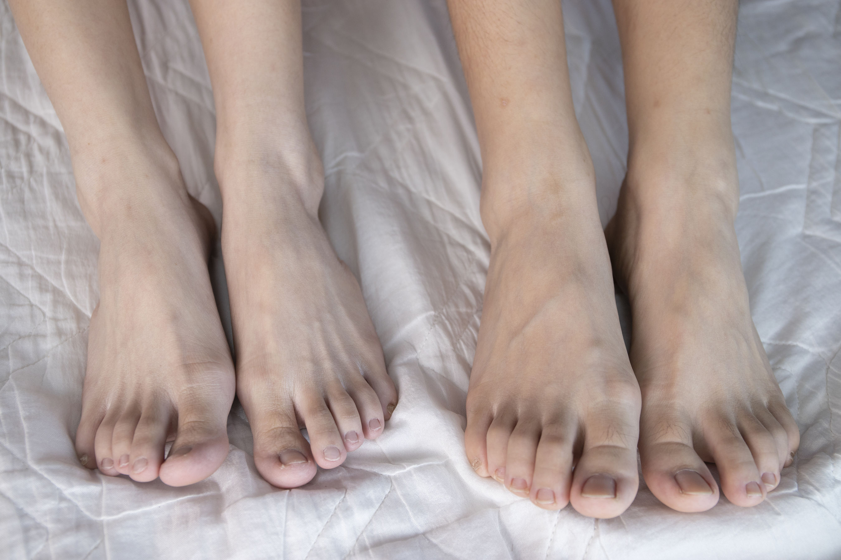 南国足艺 - 小美&amp;小惠 床上一边聊天一边展示原味美脚，睡着了遭到室友玩脚  第24张