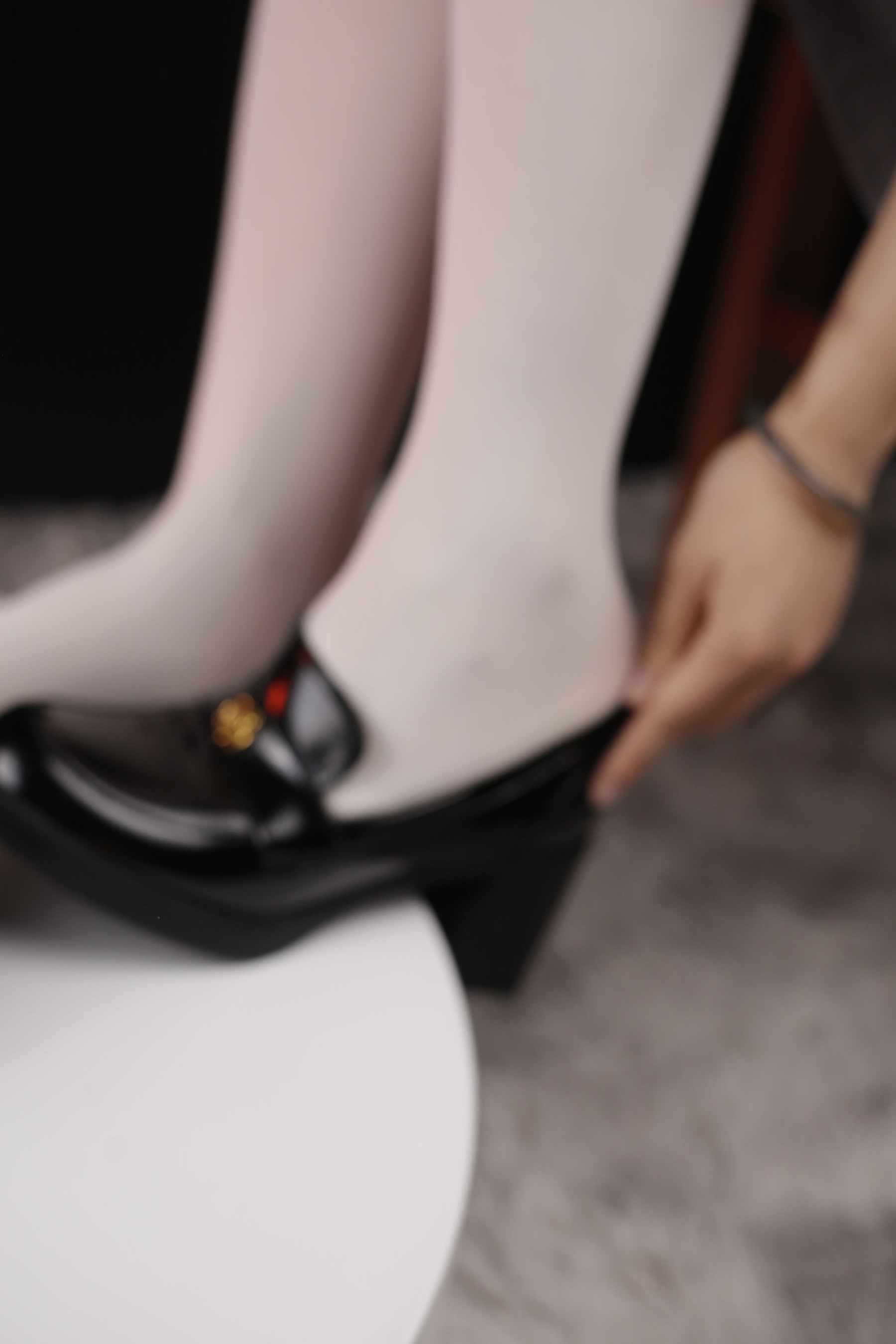 小糖果 微甜 - 白丝黑色高跟  第30张