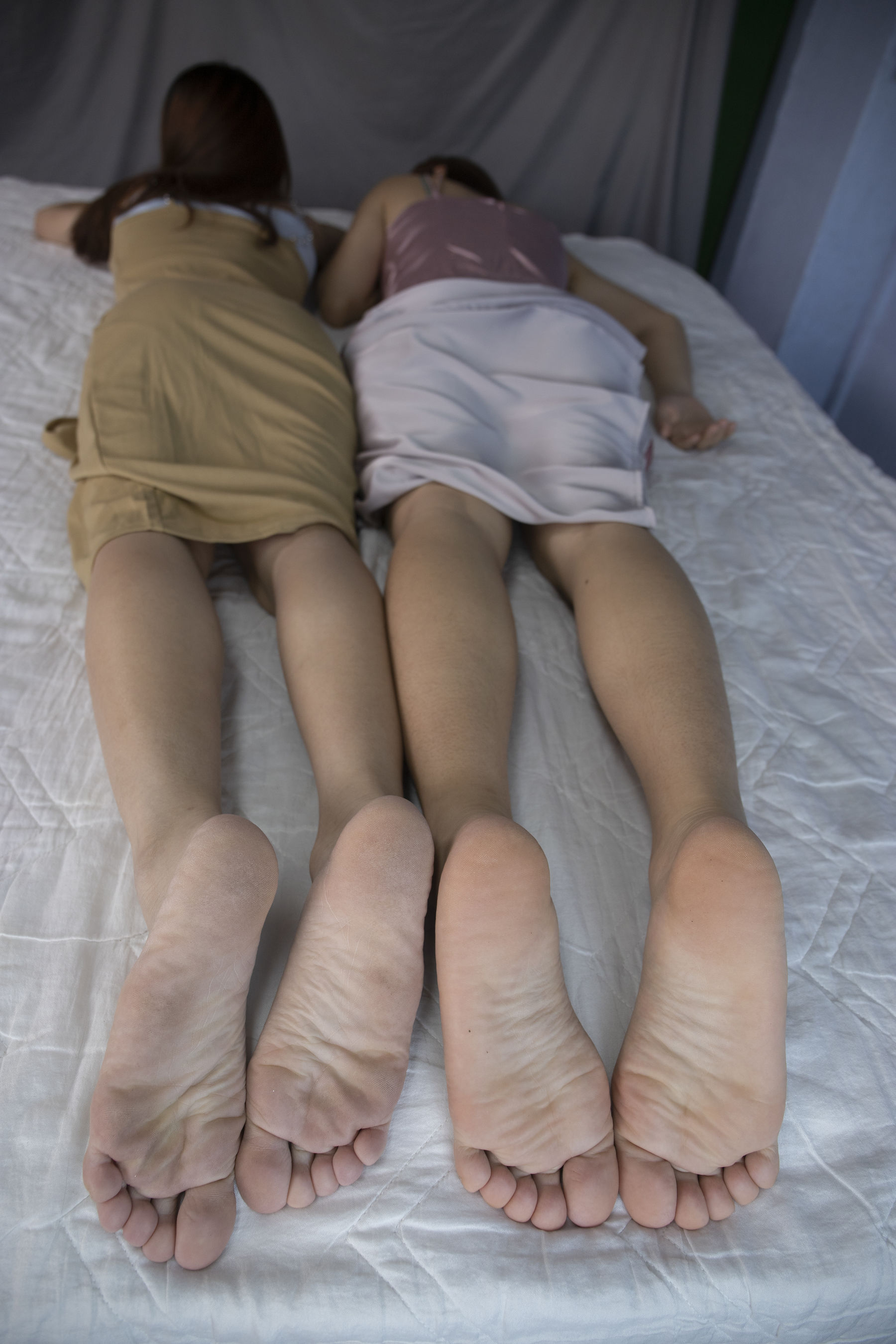 南国足艺 - 小美&amp;小惠 床上一边聊天一边展示原味美脚，睡着了遭到室友玩脚  第18张