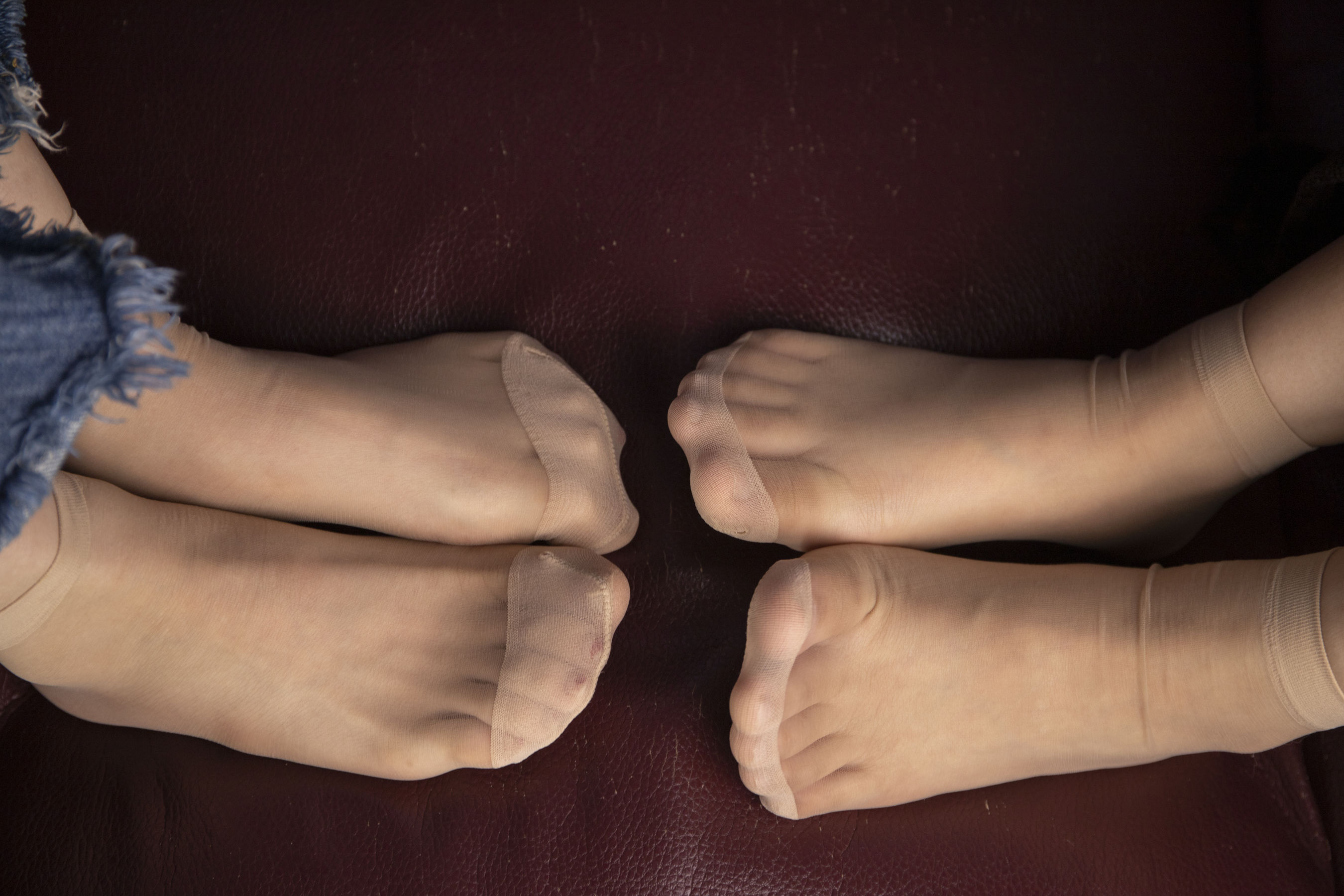 南国足艺 - 小娴&amp;晓月 肉丝脚对脚秀脚丫，两人还聊天自拍  第37张