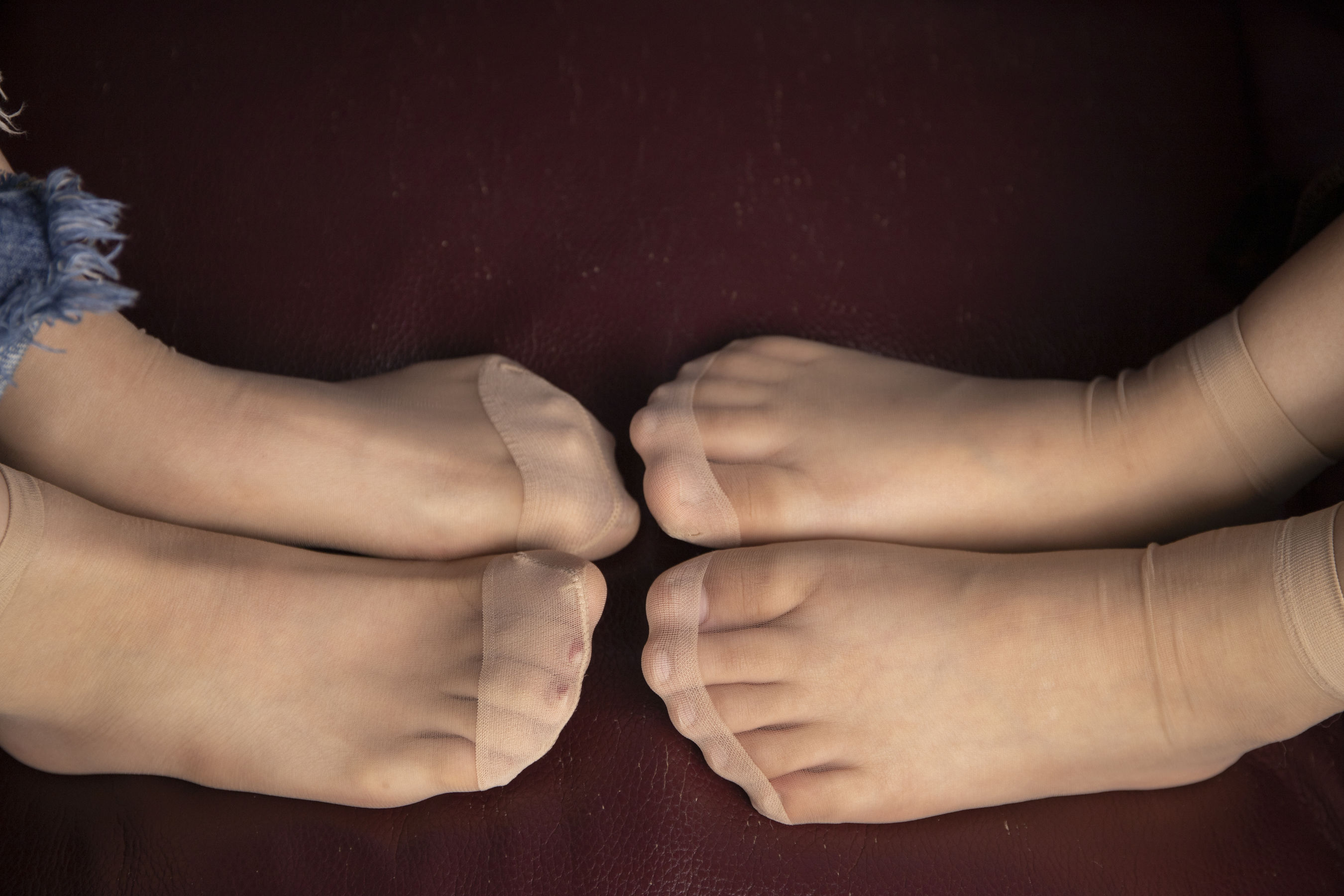 南国足艺 - 小娴&amp;晓月 肉丝脚对脚秀脚丫，两人还聊天自拍  第9张