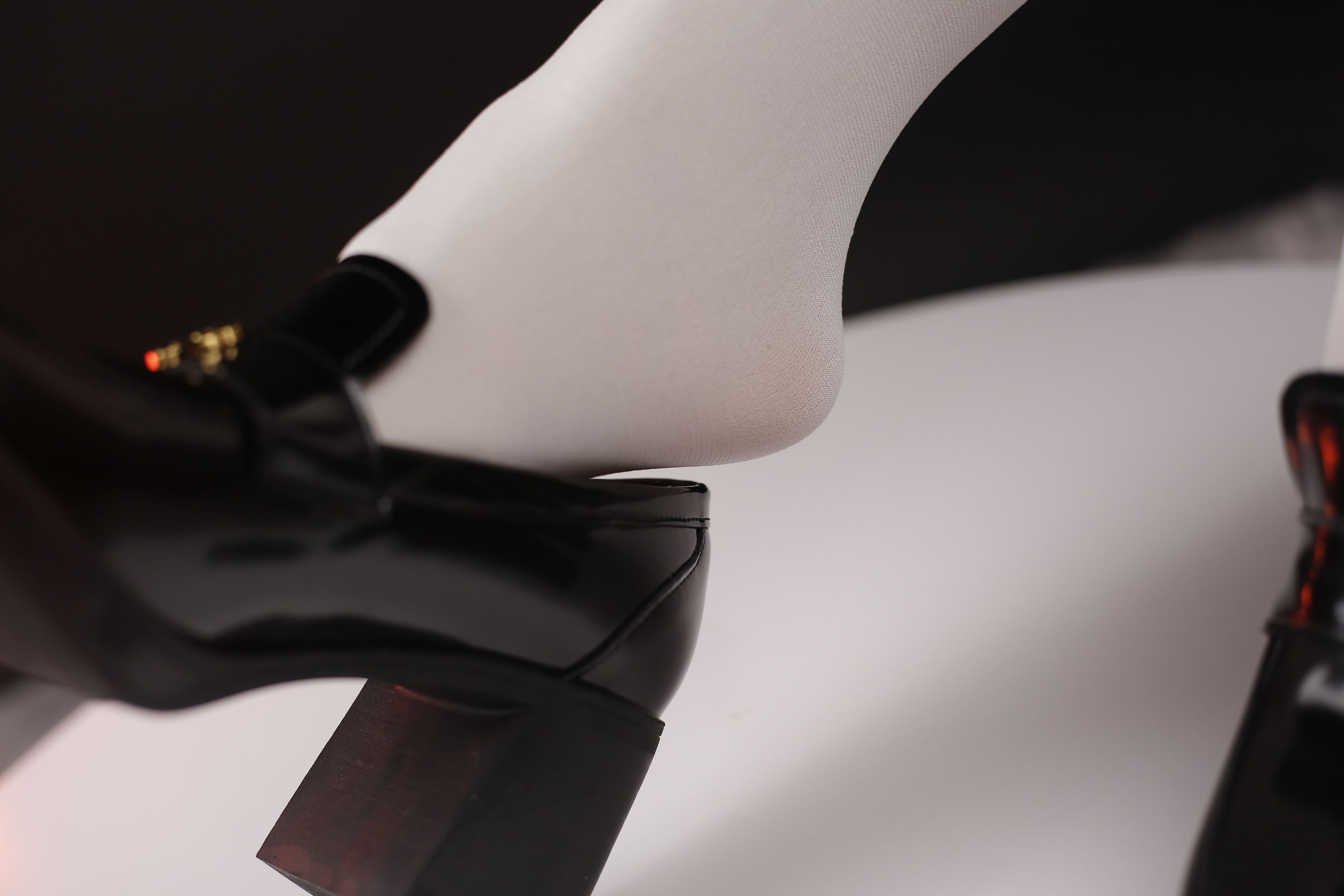 小糖果 微甜 - 白丝黑色高跟  第41张