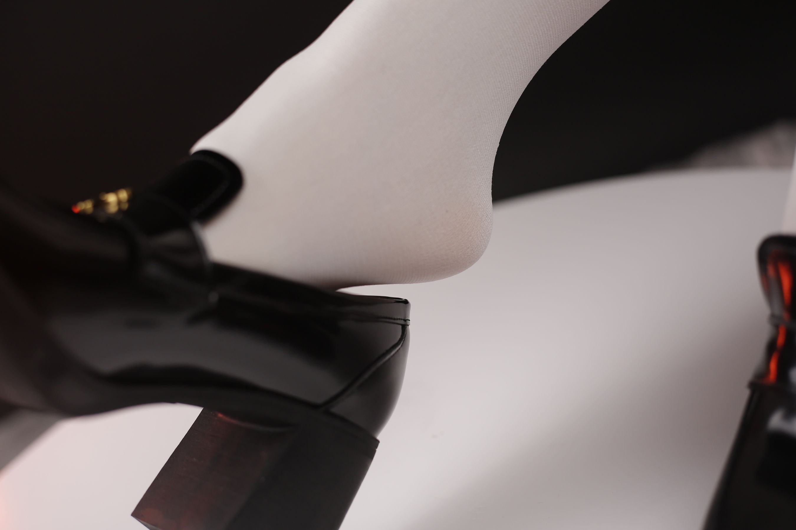 小糖果 微甜 - 白丝黑色高跟  第40张