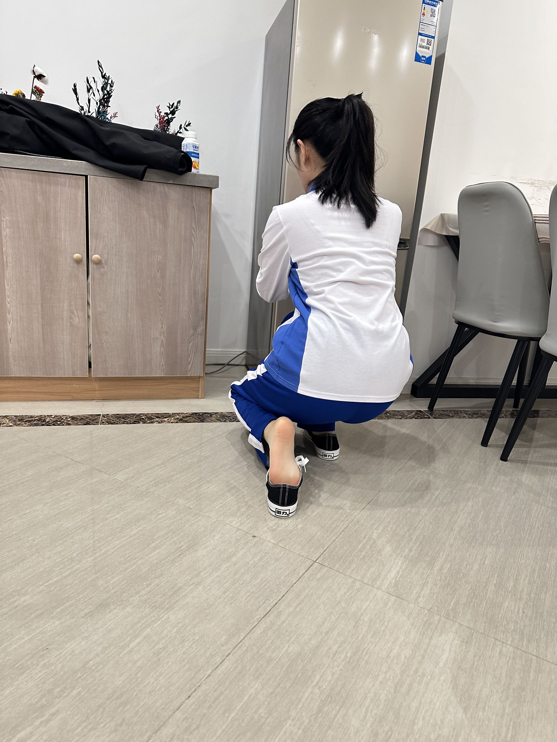 小兔 - 校服换裙子 一字马  第2张