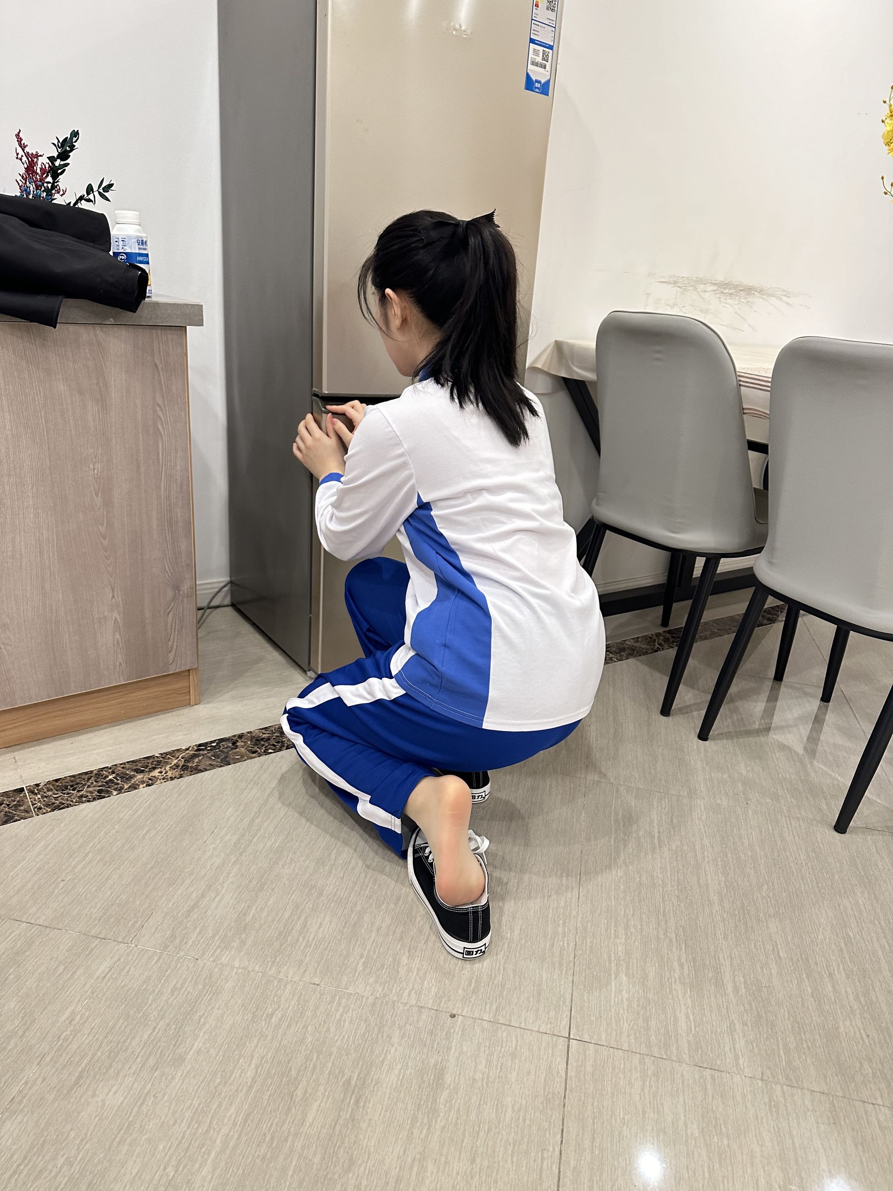 小兔 - 校服换裙子 一字马  第3张