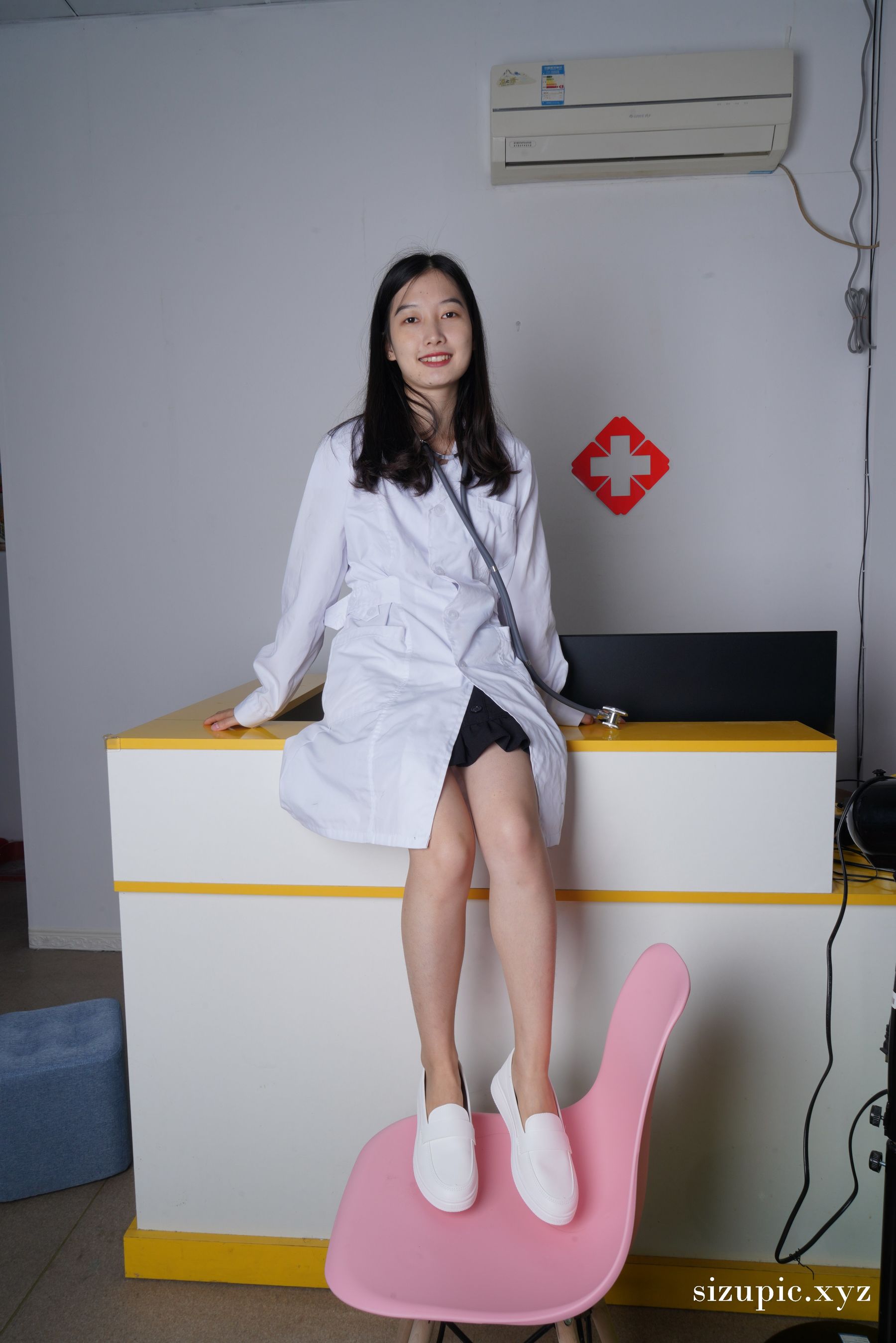 Pary摄影 No.155 燕玲 “医生”展示36码可爱小嫩脚 上集  第2张