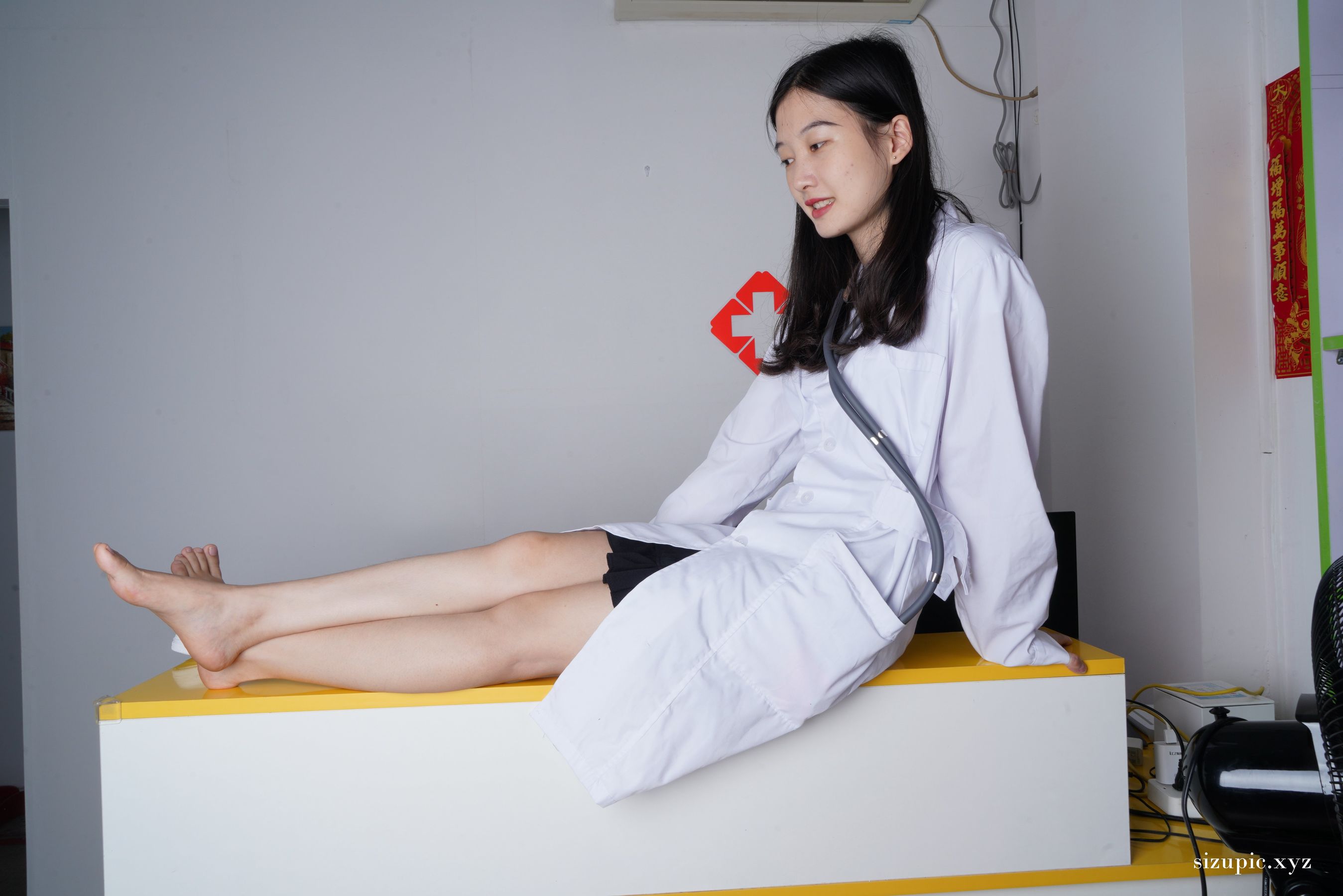 Pary摄影 No.155 燕玲 “医生”展示36码可爱小嫩脚 上集  第8张